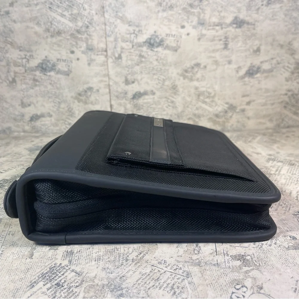 Franklin Covey - Friday Binder - Nylon Zipper with Handles (Classic, Black)